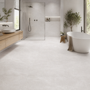 Botticelli Bianco 100 x 100 cm natuursteenlook vloertegel in badkamer met douche en bad