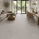 Botticelli Grigio 100 x 100 cm natuursteenlook vloertegel in moderne woonkamer
