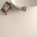 Vloertegel betonlook Concrete Desert 100 x 100 cm - bovenaanzicht betonlook vloer bij bad in beige