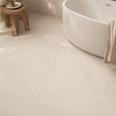 Vloertegel betonlook Concrete Desert 100 x 100 cm - detailopname betonlook vloer bij bad in beige