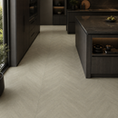 Keramisch parket Dinamarca Acacia 60 x 120 cm in donkere moderne keuken – sfeerfoto