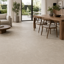 Vloertegel New Tiles Etna Beige 100x100 cm in woonkamer met uitzicht op tuin