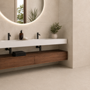 Badkamer met dubbele wastafel en New Tiles Etna Crema 100 x 100 cm tegels op vloer en wand