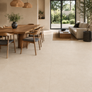 Woonkamer met eethoek en New Tiles Etna Crema 100 x 100 cm vloertegels in natuursteenlook