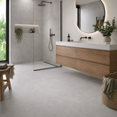 Vloertegel steenlook Vida Acero 100 x 100 cm in badkamer met inloopdouche – sfeerfoto